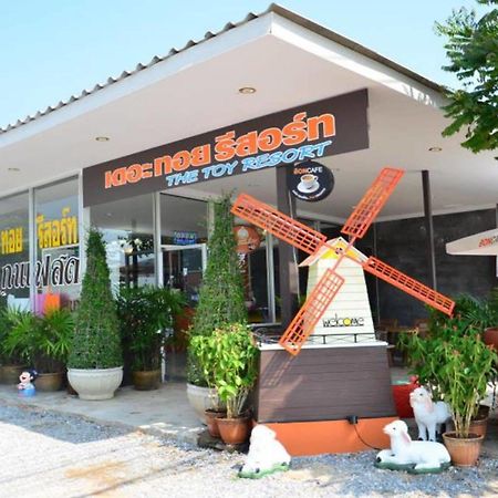 The Toy Art Resort Ban Ang Buitenkant foto