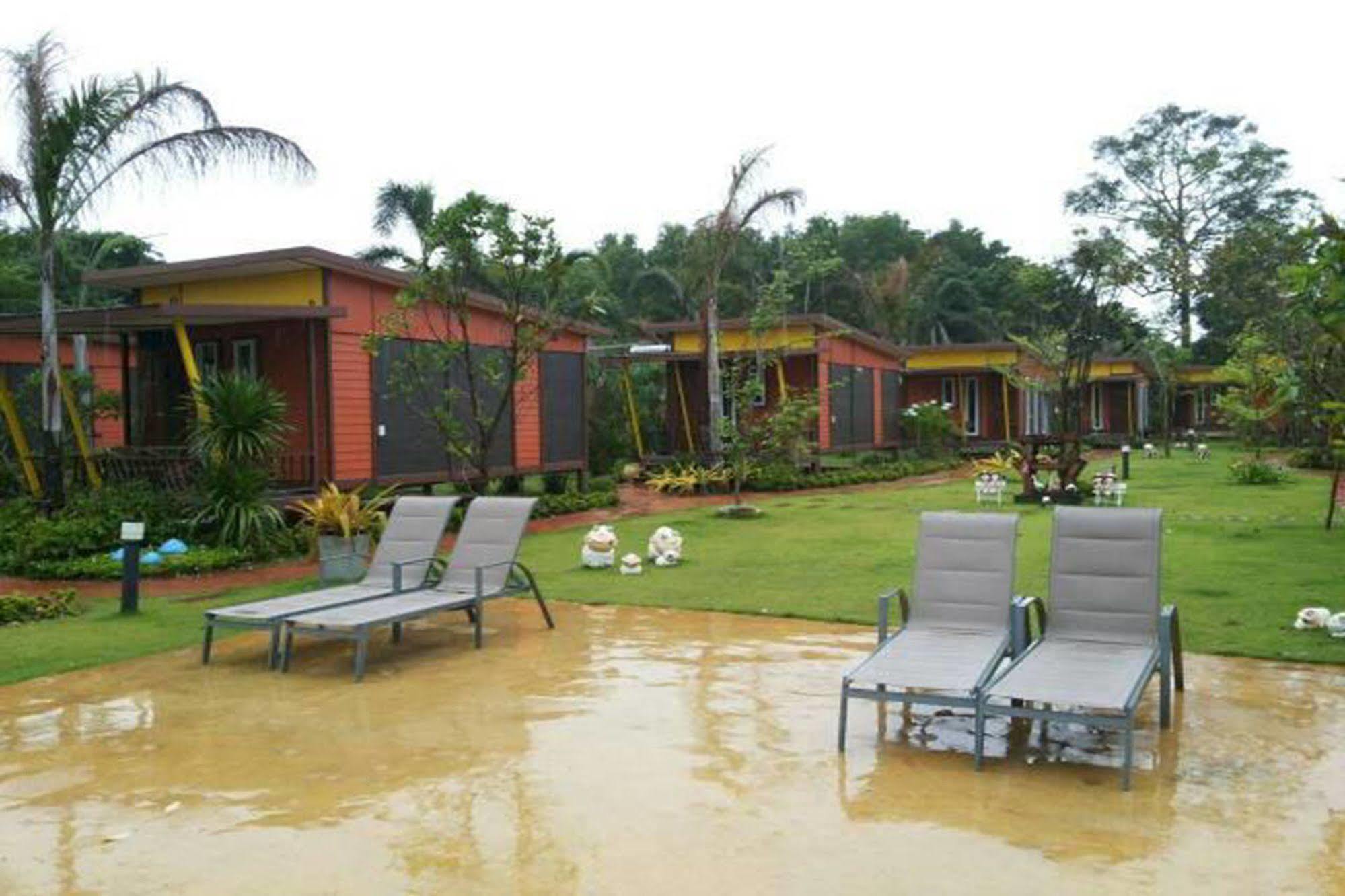The Toy Art Resort Ban Ang Buitenkant foto