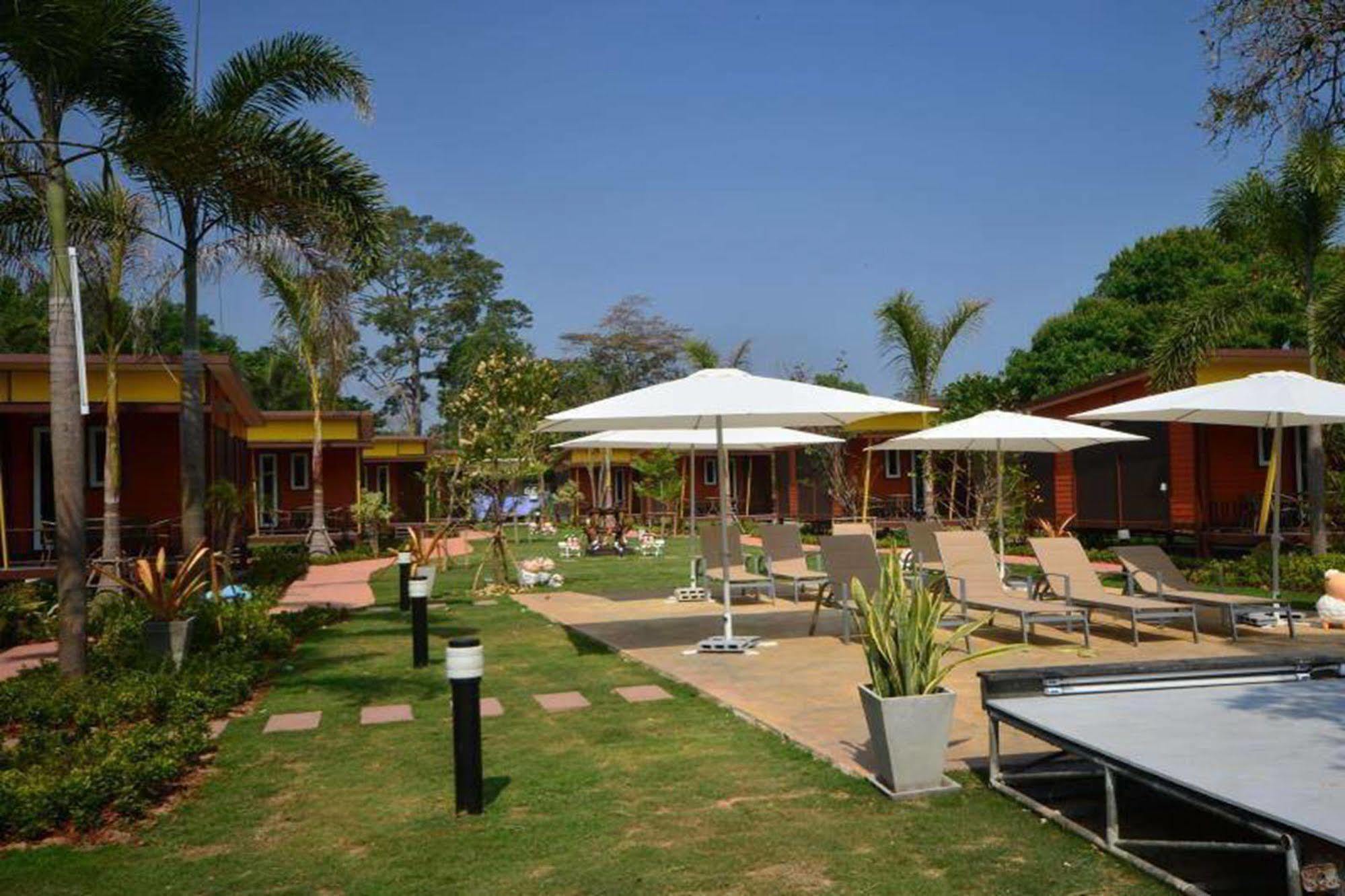 The Toy Art Resort Ban Ang Buitenkant foto