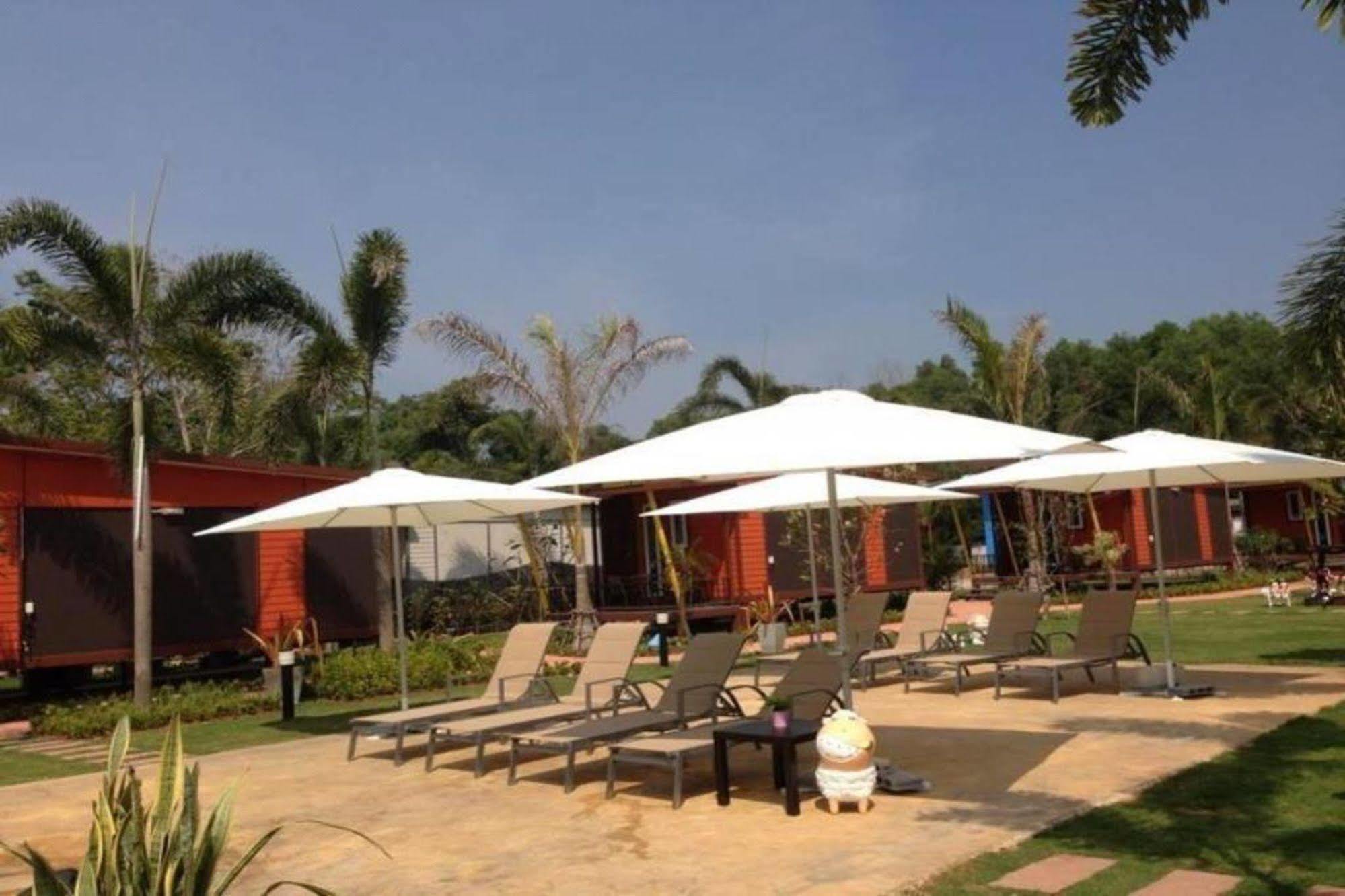 The Toy Art Resort Ban Ang Buitenkant foto